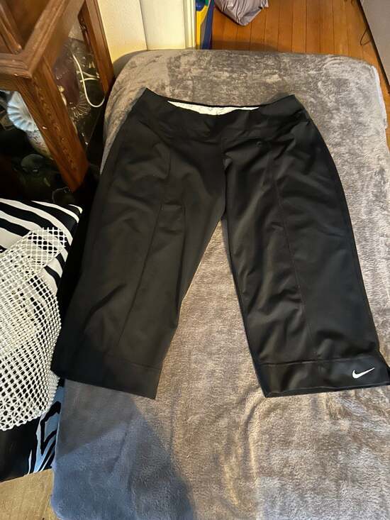 Nike bundle , hoodie size large , capris and pants size medium - Picture 4 of 7